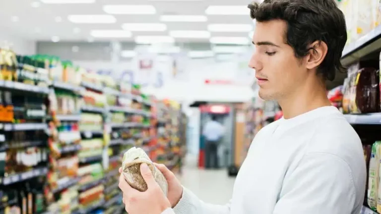 chico mirando eletiquetado de un alimento