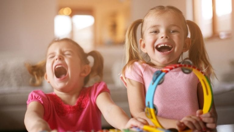 niñas cantando