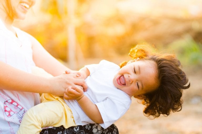 niño al sol