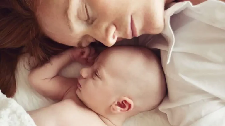 Mamá y bebé durmiendo juntos