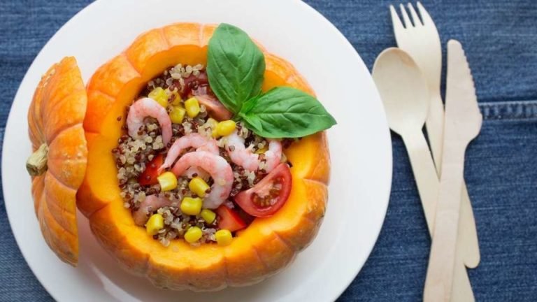 Cuenco de calabaza con quinoa