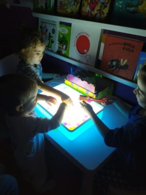 Las mejores mesas de luz para niños Montessori