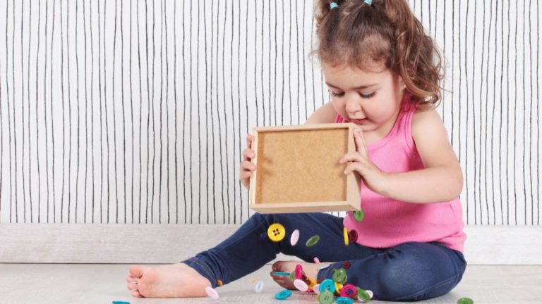 Niña jugando