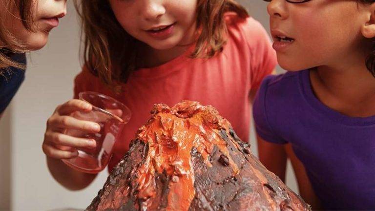 Niños haciendo un proyecto de volcán